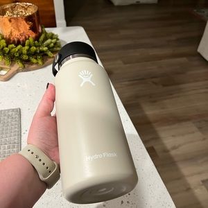 Hydroflask 32oz Oat Color